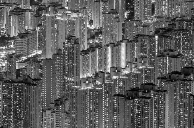 Geceleri Hong Kong şehrindeki kalabalık yerleşim yerinin hava görüntüsü.