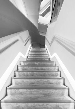 Modern mimaride fütürist merdiven iç görünümü