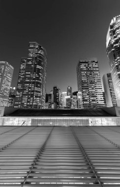 Hong Kong 'un şehir merkezindeki modern ofis binası ve ufuk çizgisi.