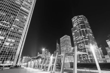 Yüksek katlı ofis binası ve geceleri Hong Kong şehir merkezindeki kamu parkı.