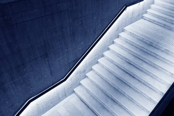 Escalera Vacía Con Barandilla Iluminada Arquitectura Moderna — Foto de Stock