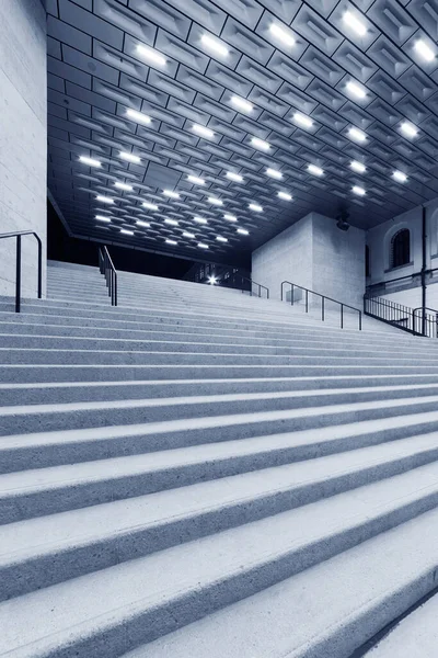 夜の近代都市空間の地下からの階段 — ストック写真