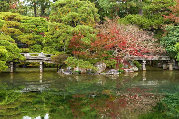Japonya, Kyoto 'da sonbahar mevsiminde Idyllic gölet manzarası