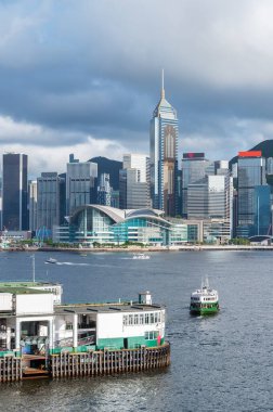 Hong Kong 'lu Victoria Limanı' nın silüeti.