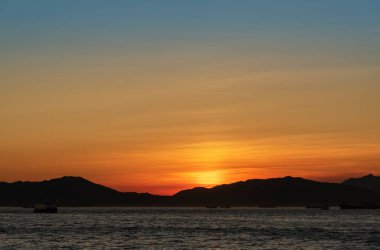 Gün batımında Hong Kong şehrindeki Idyllic manzarası