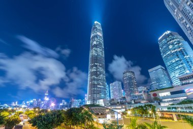 Geceleri Hong Kong şehir merkezinin Skyline 'ı.