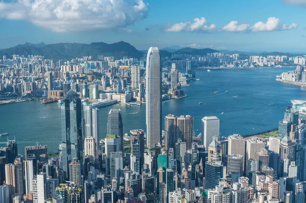 Hong Kong şehrinin Victoria Limanı, tepeden görülüyor.