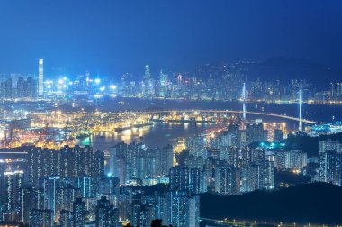 Geceleri Hong Kong şehrinin hava manzarası.