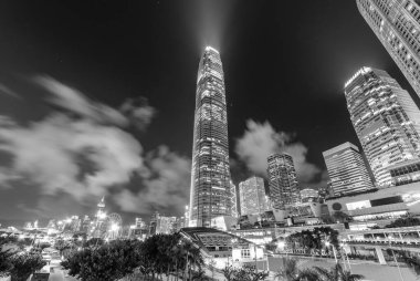 Geceleri Hong Kong şehir merkezinin Skyline 'ı.