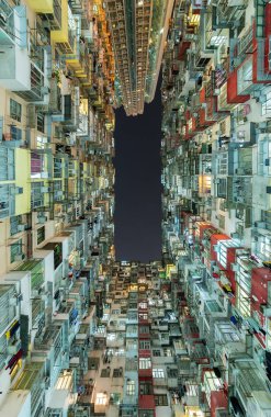 Hong Kong 'da kalabalık bir konut binasının dışında.