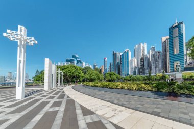 Hong Kong şehir merkezindeki yüksek katlı ofis binası ve kamu parkı 