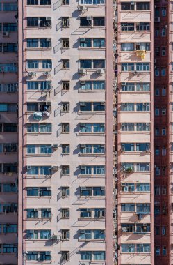 Hong Kong 'daki eski yüksek binaların dış cephesi.