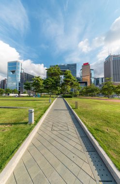 Hong Kong 'un şehir merkezindeki halka açık park ve ufuk çizgisi