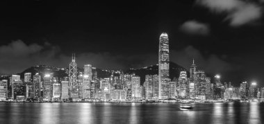 Hong Kong 'daki Victoria Limanı' nın gece manzarası.