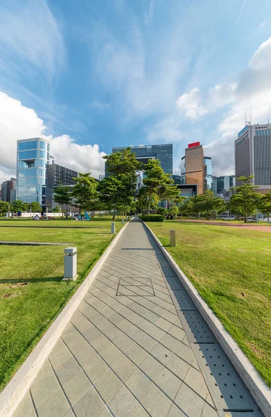 Hong Kong 'un şehir merkezindeki halka açık park ve ufuk çizgisi