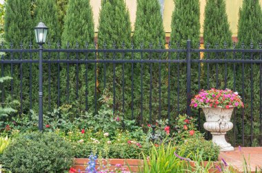 Bahçede sokak lambası ve saksı