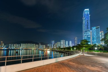 Geceleri Hong Kong 'un sahil şeridinde gezinti.