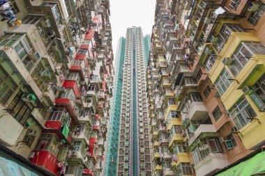 Hong Kong 'da kalabalık eski ve yeni bir apartman. 