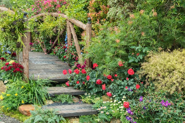 Vecchio Ponte Legno Bellissimo Giardino Fiorito Nella Stagione Primaverile — Foto Stock