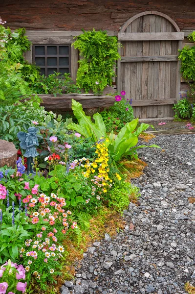 Krajinářský Dvorek Starého Domu Kvetoucí Zahradou — Stock fotografie