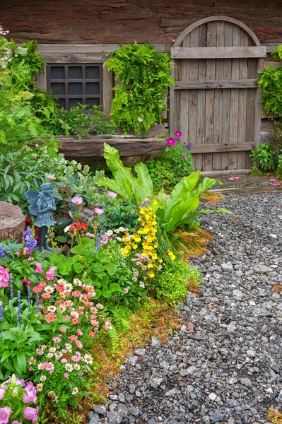 Cortile Paesaggistico Una Vecchia Casa Con Giardino Fiorito — Foto Stock