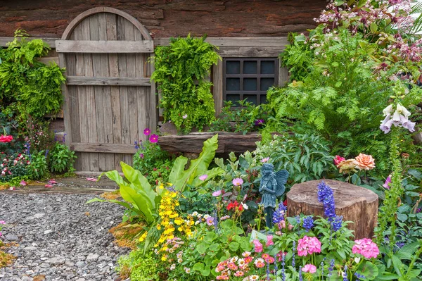 Cortile Paesaggistico Una Vecchia Casa Con Giardino Fiorito — Foto Stock