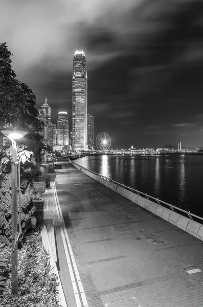 香港城市天际线及维多利亚港的夜景 — 图库照片