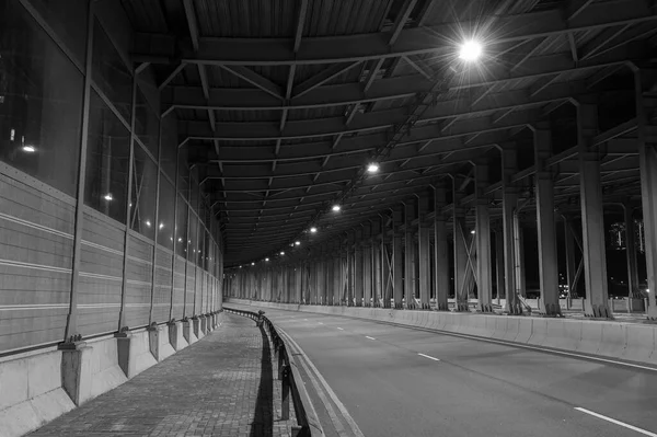 Karanlıkta boş bir tünel. Ulaşım arkaplanı