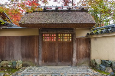 Arashiyama, Kyoto, Japonya 'da sonbahar mevsiminde geleneksel ev ve bahçenin girişi