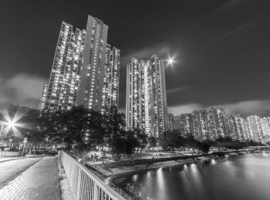 Geceleri Hong Kong 'da yüksek binalar inşa ediliyor.