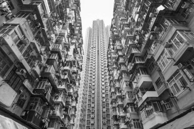 Hong Kong 'da kalabalık eski ve yeni bir apartman. 