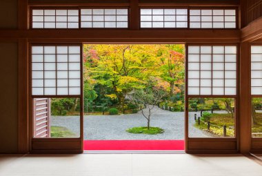Kyoto, Japonya 'da sonbahar mevsiminde cennet bahçesi