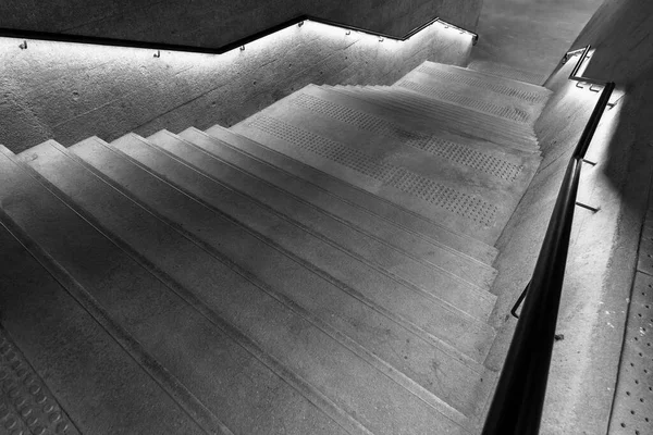 Iluminada Escadaria Velha Escuro — Fotografia de Stock