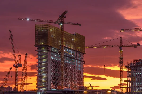 Gru Cantiere Grattacielo Sotto Tramonto — Foto Stock