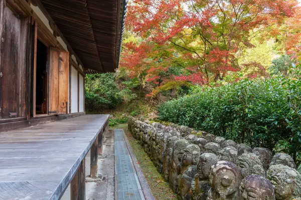 Bahçedeki taş Buda heykeli, Kyoto, Japonya  