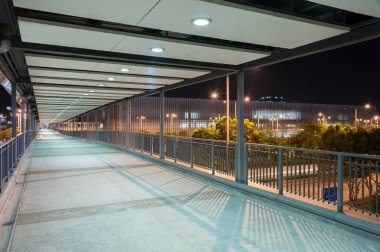 Geceleri boş yaya geçidi