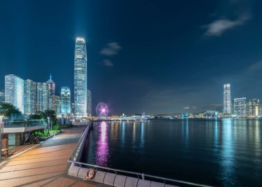 Ufuk çizgisinin ve Hong Kong şehrinin Victoria limanının gece manzarası.