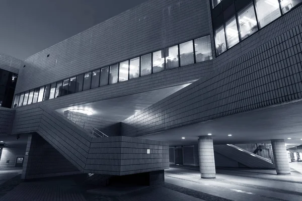 Exterior Del Edificio Moderno Por Noche — Foto de Stock