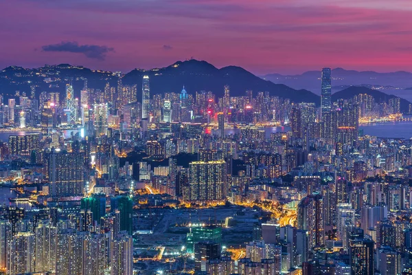 Alacakaranlıkta Hong Kong şehrinin hava manzarası.