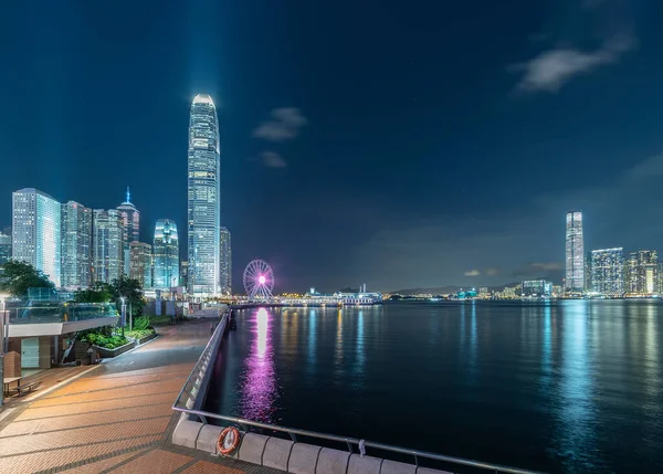 Ufuk çizgisinin ve Hong Kong şehrinin Victoria limanının gece manzarası.