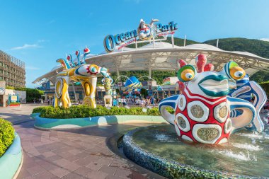 Hong Kong, Çin - 24 Temmuz 2019: Ocean Park Hong Kong 'un ana girişinde renkli heykel. Ocean Park bir hayvan temalı parktır ve Hong Kong 'un en ünlü eğlence parklarından biridir..