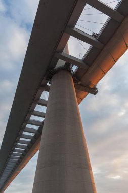 Asma köprünün ayrıntıları, aşağıdan görüntülendi