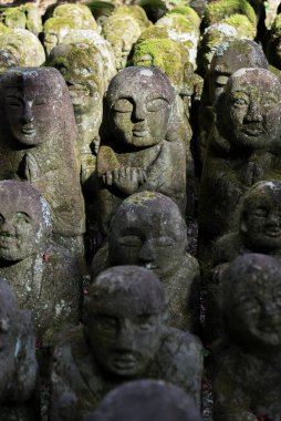 Arashiyama, Kyoto, Japonya 'daki Karanlık Orman' da Eski Okunmuş Buda Heykelleri.