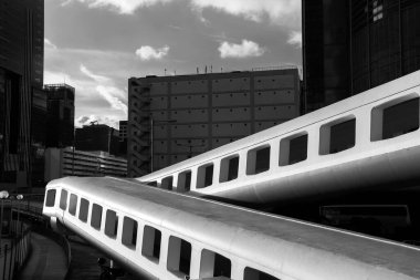 Ayak köprüsü ve yüksek bina dışı. Soyut arkaplan oluşturuluyor