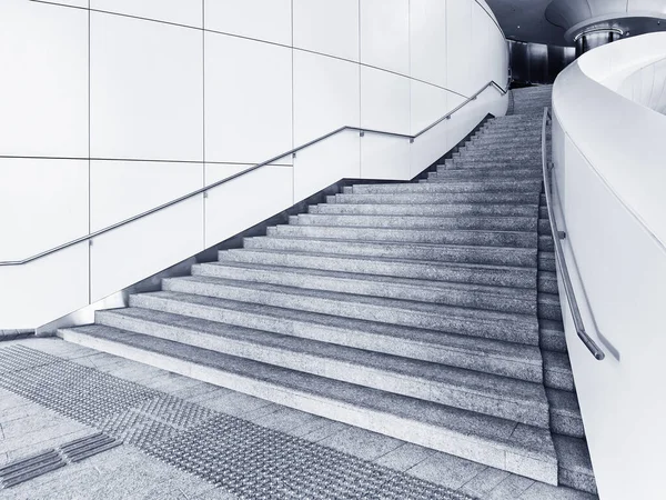 近代建築の階段の内観 — ストック写真