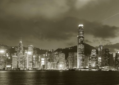 Geceleri Hong Kong 'un Victoria Limanı