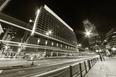 Hong Kong şehir merkezinde gece trafiği