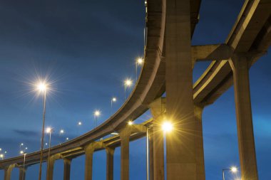 Yükseltilmiş karayolu veya gece köprüsü