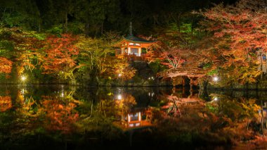 Sonbahar mevsiminde Daigoji Tapınağı 'nda renkli akçaağaç ağaçları olan cennet Japon bahçesi manzarası, Kyoto, Japonya