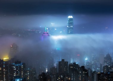 Hong Kong şehrinin Victoria limanının sisli silueti.